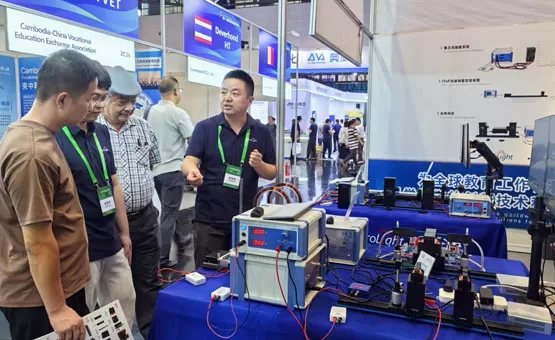 BroLight en Worlddiac en Hangzhou que muestra soluciones manuales para la educación en ciencias físicas